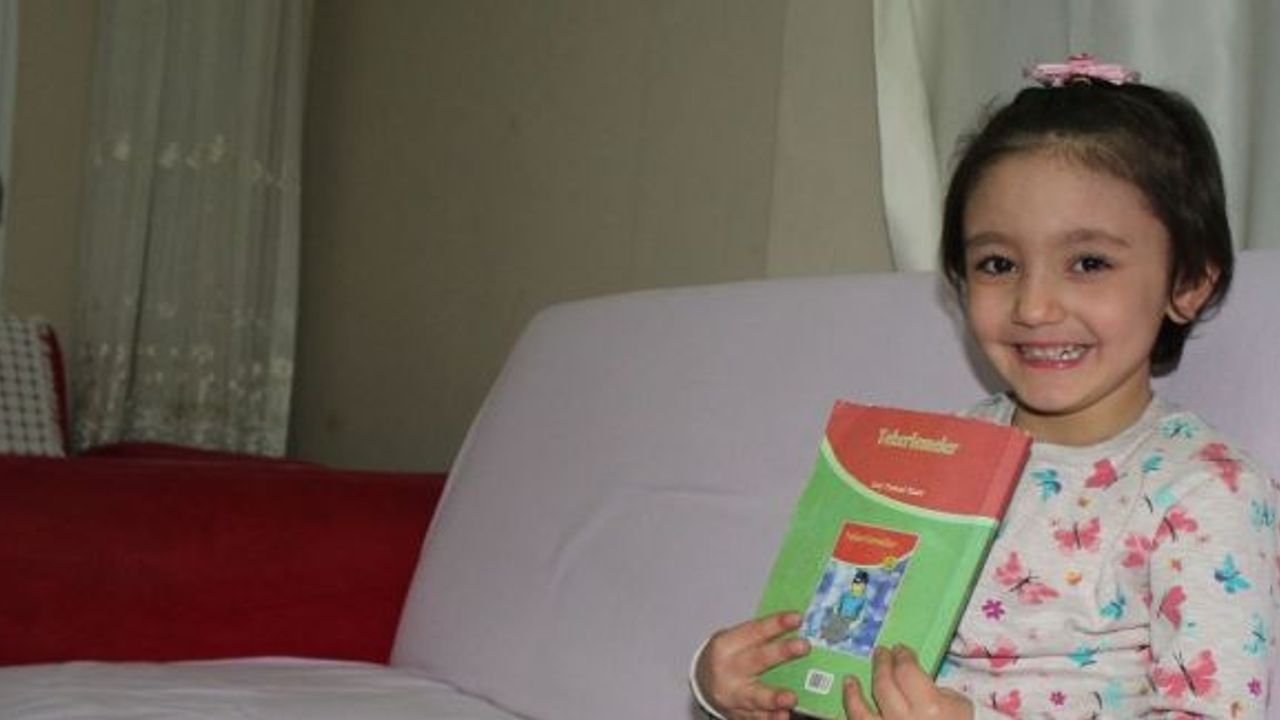 Babasının yaptığı düzenekle yürüyen Özge, 6 yaşında ilk kez salıncağa bindi