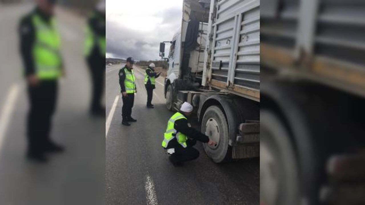 Emet Polisi kış lastiği uygulamasında göz açtırmıyor
