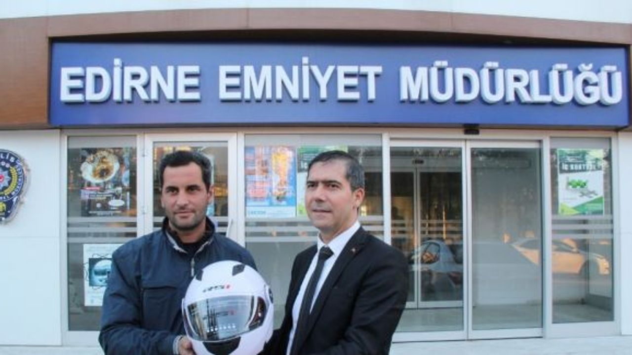 Emniyet kemerinden sehven ceza kesilen motosiklet sürücüsüne kask hediye edildi