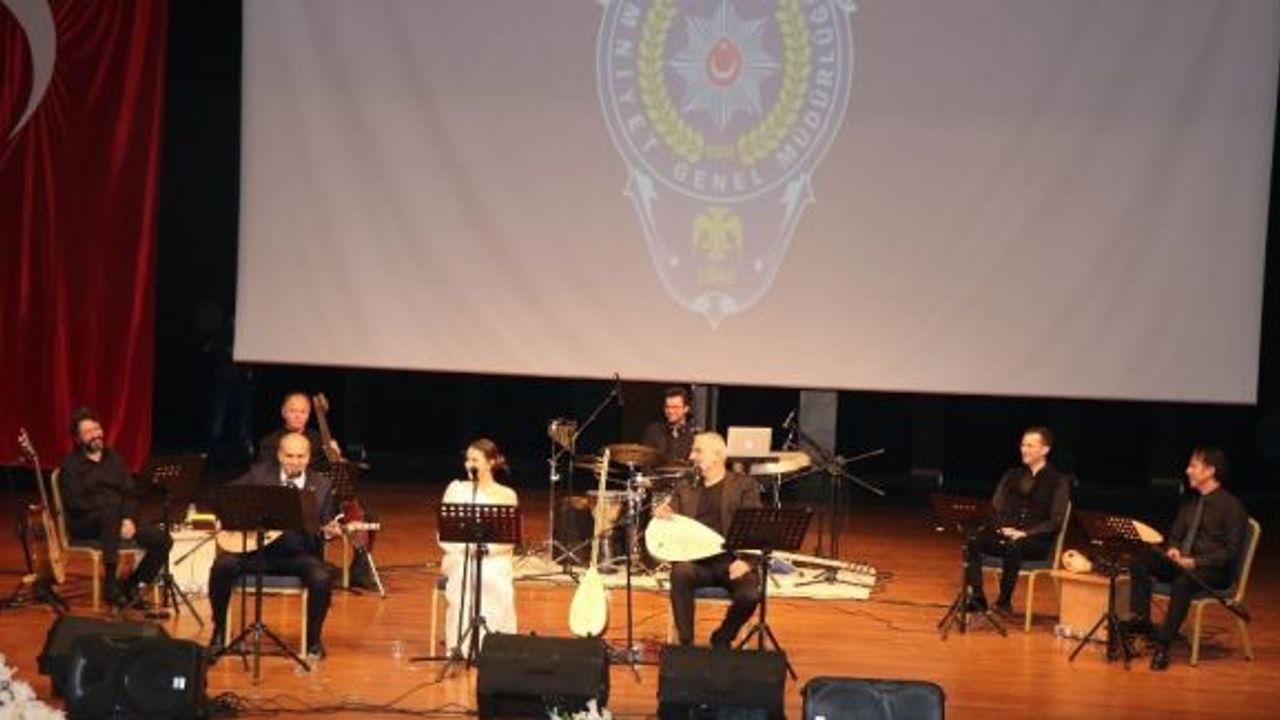 Emniyet Müdürü Artunay, öğrenciler için saz çalıp türkü söyledi
