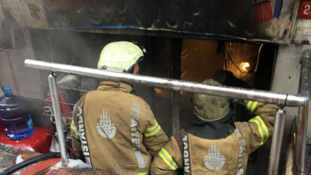 Fatih’te ayakkabı-çanta imalathanesinde çıkan yangın esnafı sokağa döktü