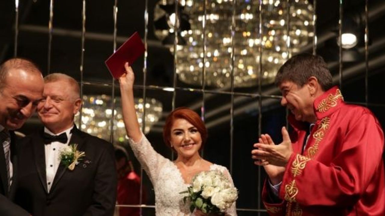 Gazeteci Atasoy, Büyükelçi Aksoy ile dünya evine girdi