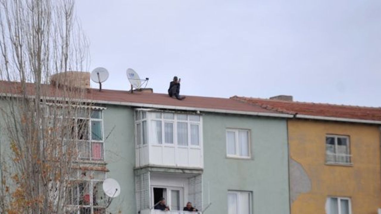 Keçiörengücü - Galatasaray maçını 6 katlı binanın çatısından telefon ile canlı yayın yaptı