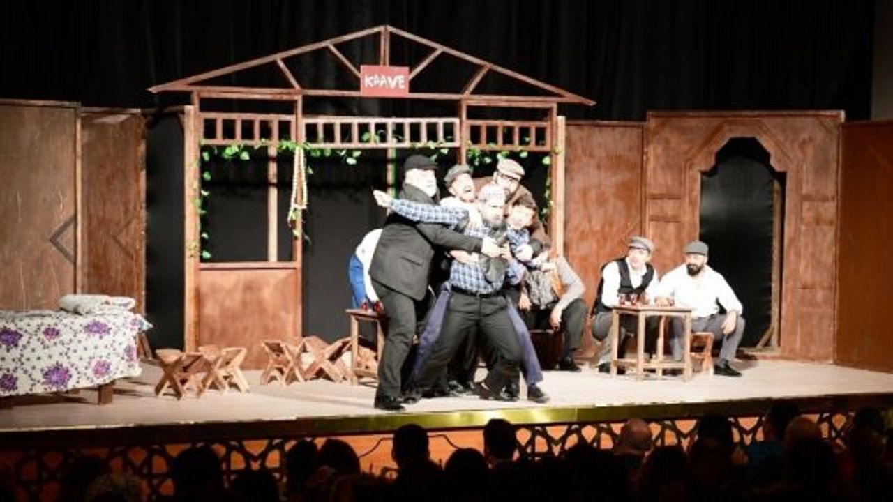 Komşu köyün delisi oyunu izleyenlerden tam not aldı