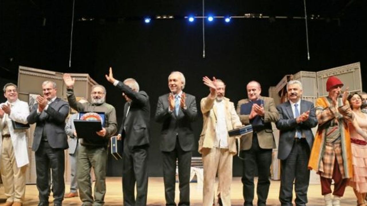 Kütahya’da Komik-İ Şehir Naşit Bey tiyatro gösterimi