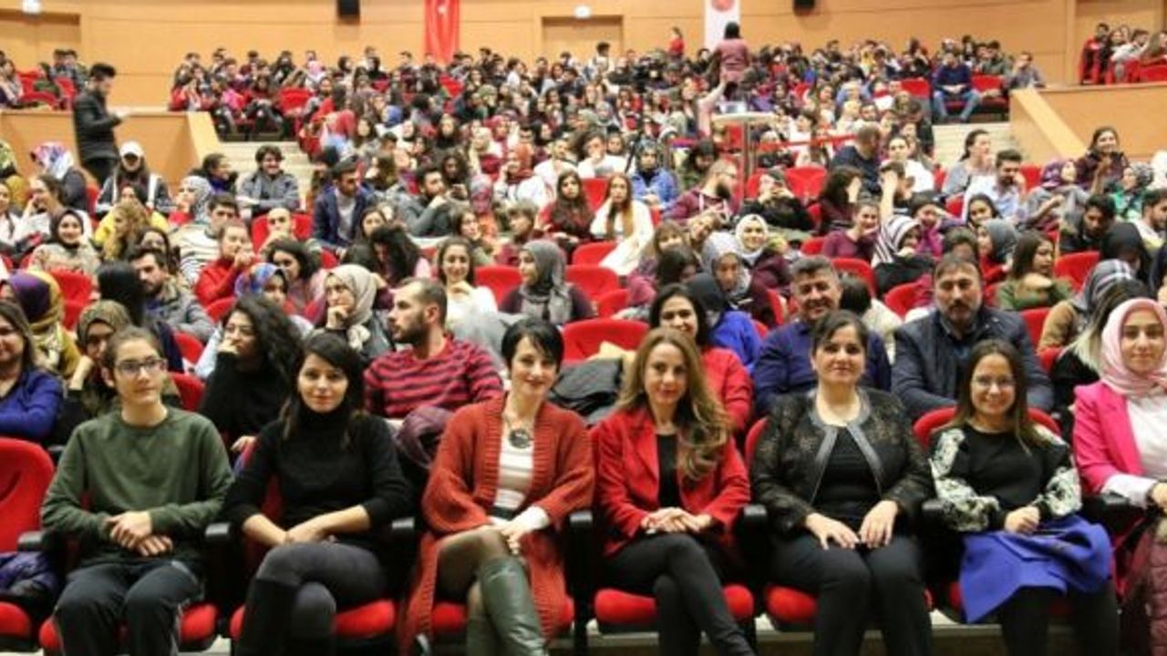 NEVÜ’de ’Bir Kadın Uyanıyor’ isimli tiyatro gösterisi yapıldı