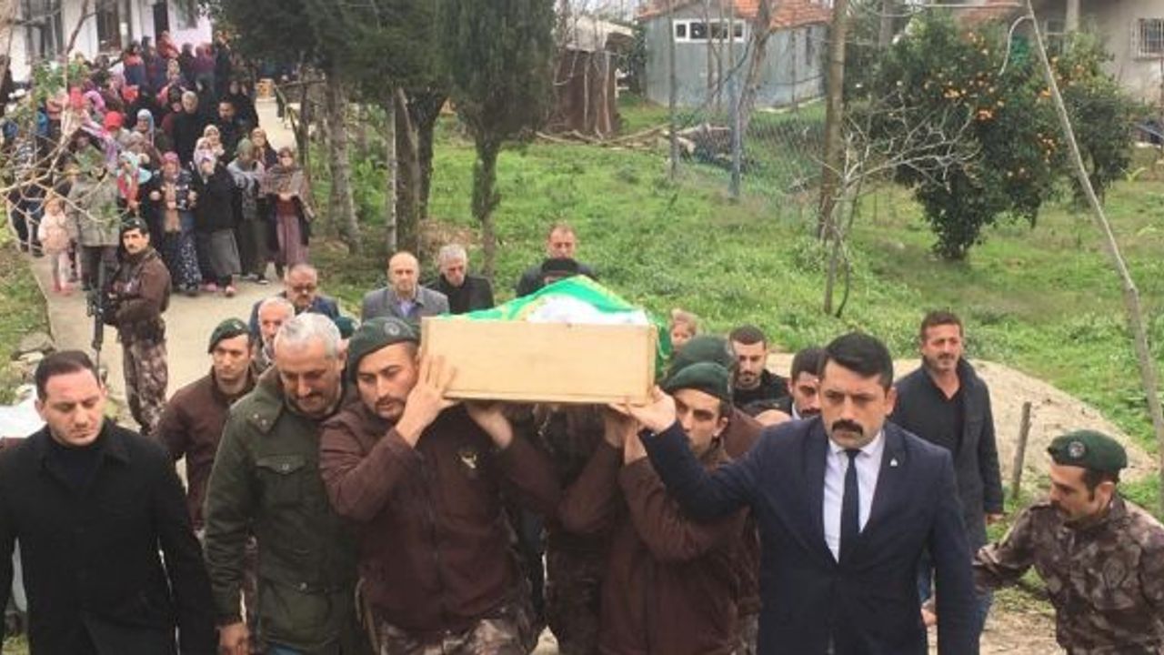 Oğlunun şehit edilişinin 14. seneyi devriyesinde oğlunun yanına gömüldü