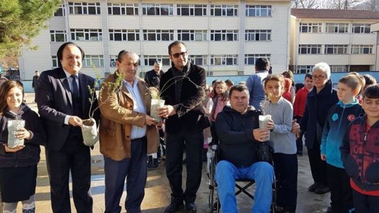 Okul bahçesine lavanta, gül, biberiye ve elwoodi dikildi