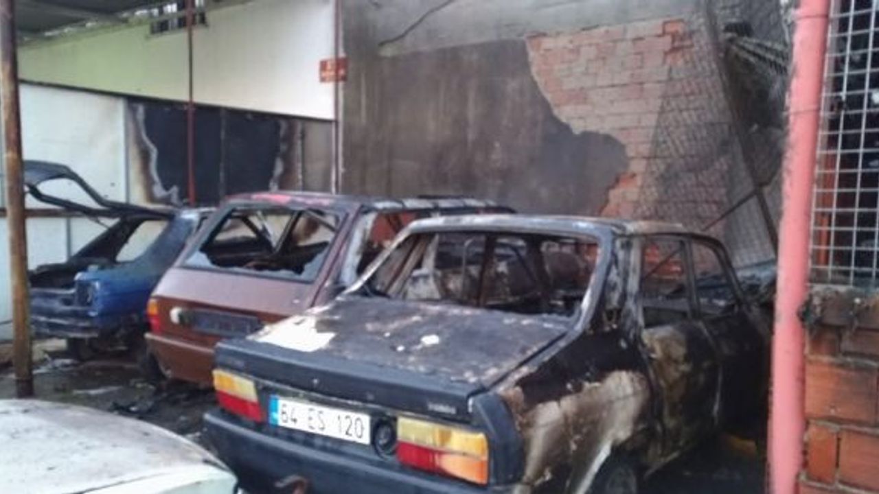 Oto tamircisinde yangın: Araçlar alev alev yandı