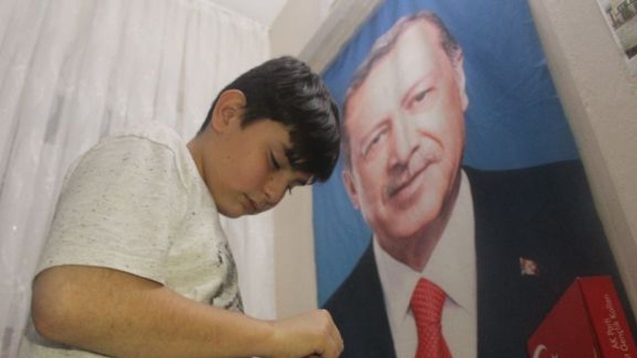 Cumhurbaşkanın fotoğrafına çerçeve yaptırmak için okul harçlıklarını biriktiriyor