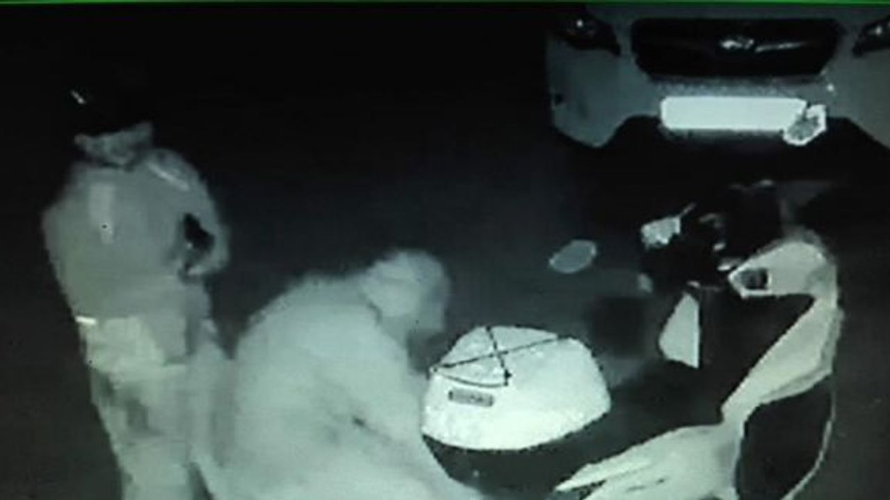 Hırsızlar çaldığı motosikleti üç sokak aşağıdaki apartmana bıraktı