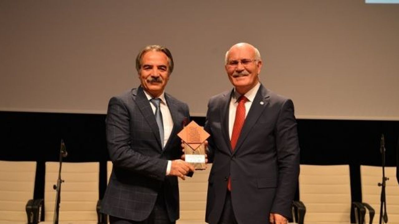 Rektör  Bağlı 5. Engelsiz Sanat Ödülleri Töreni’ne katıldı