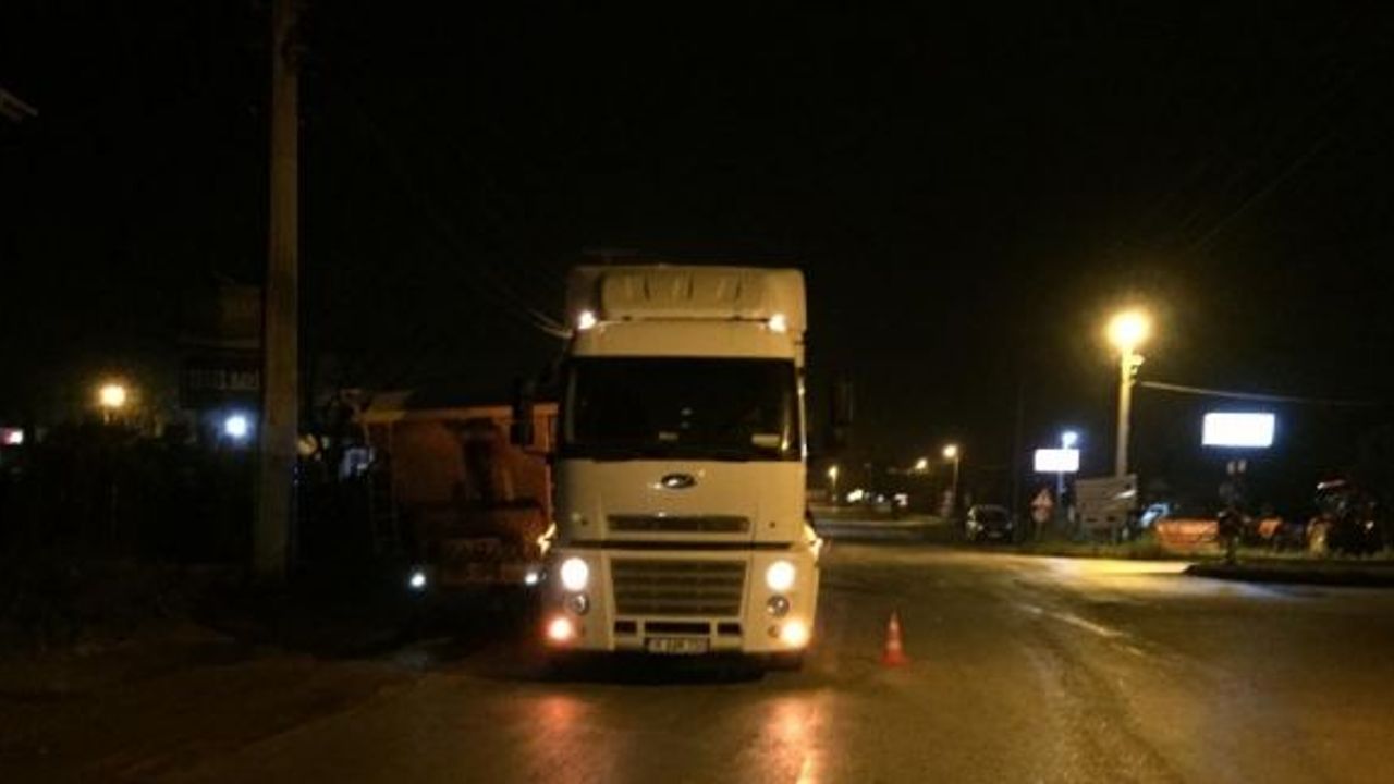 Seyir halindeki kireç yüklü tırın dorsesi çıktı