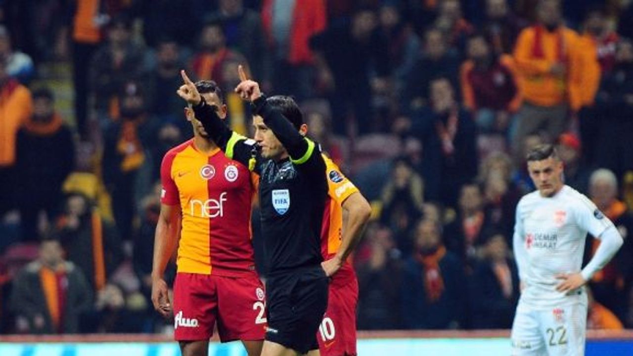 Spor Toto Süper Lig: Galatasaray: 2 - Demir Grup Sivasspor: 2 (İlk yarı)