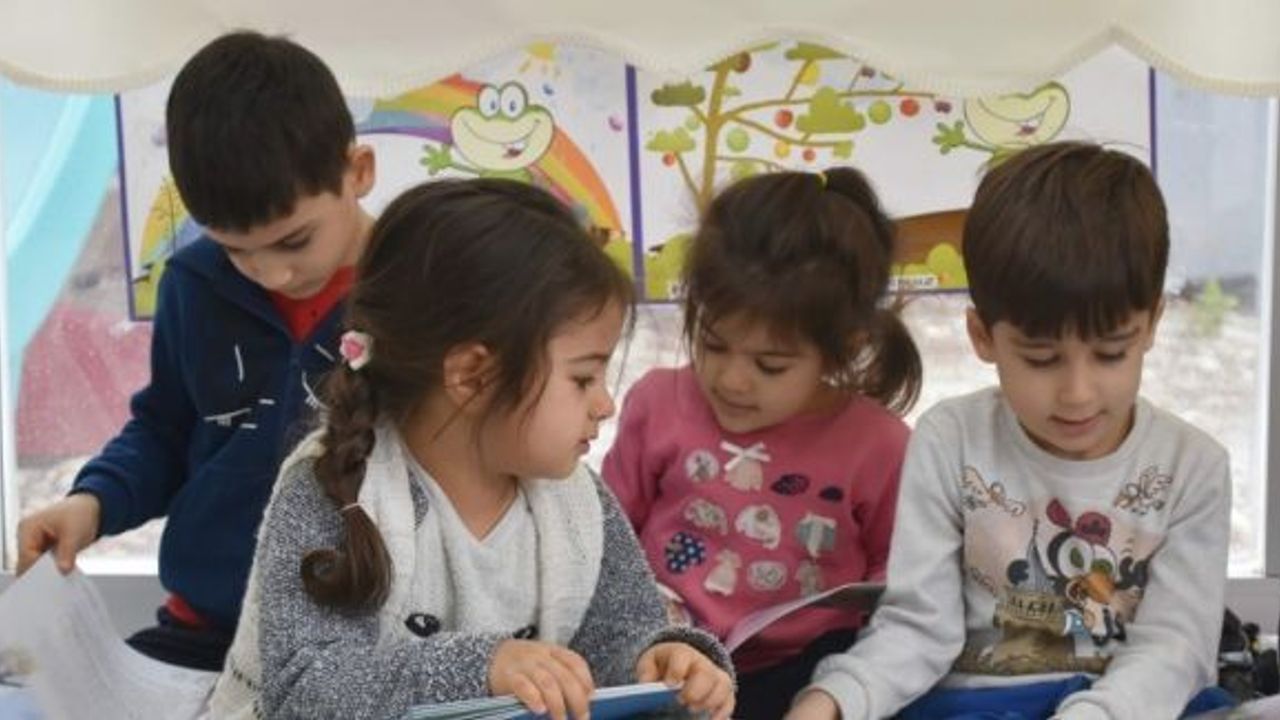 Topaç, çelik çomak, misket bu kitapta miniklere öğretiliyor