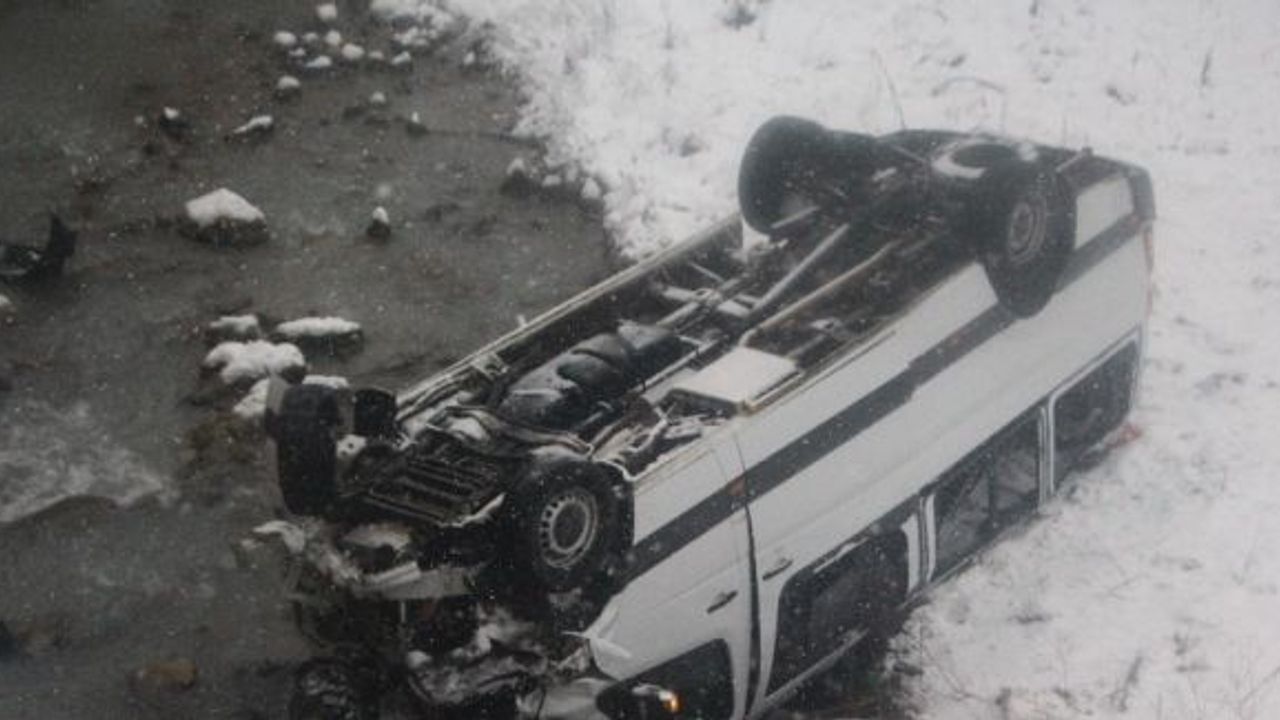 Trabzon’da yolcu minibüsü dereye uçtu: 15 yaralı