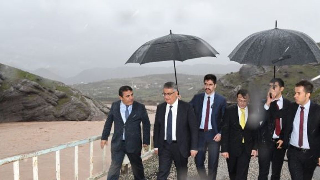 Vali Pekmez, selde zarar gören Kesertaş Köprüsünü inceledi