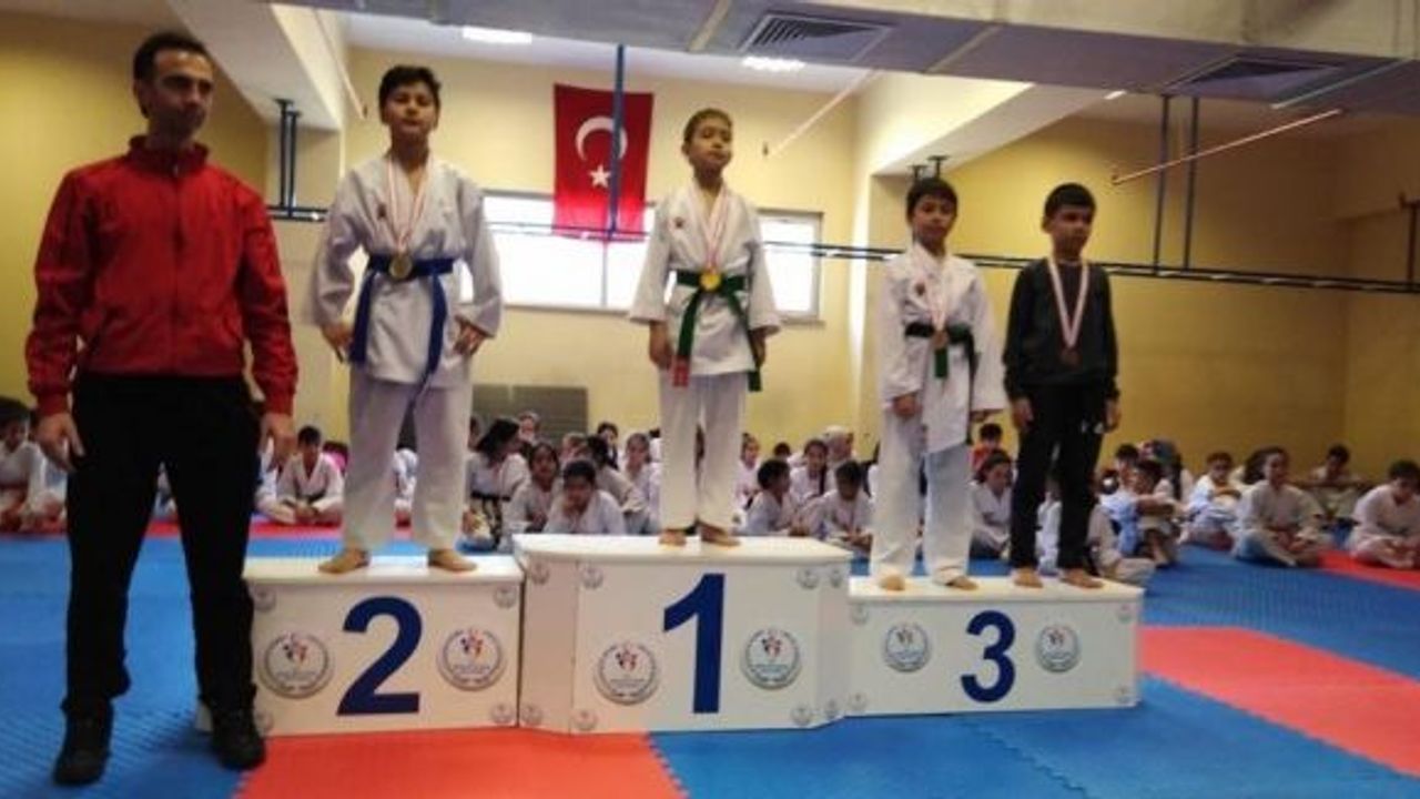 1308 Osmaneli Belediyespor karate takımı 30 madalya kazandı
