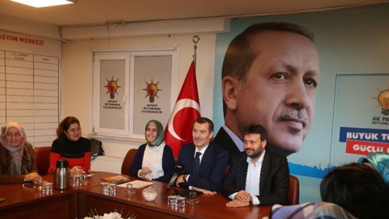 AK Parti Zeytinburnu Belediye  Başkan Adayı Ömer Arısoy, Down Sendromlu ‘İbo’ ile kucaklaştı