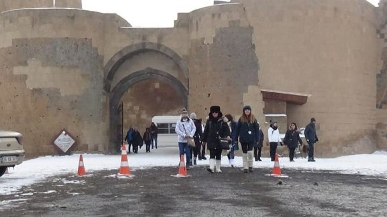 Ani ören yeri ziyaretçi akınına uğruyor