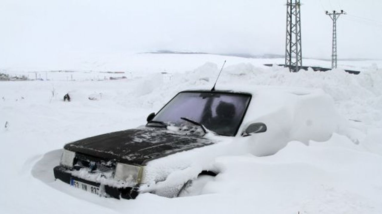 Ardahan’da araçlar tipi nedeniyle karda kayboldu