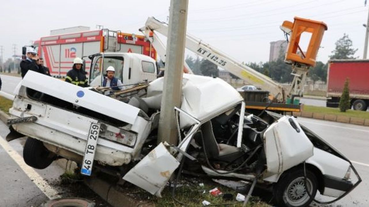 Aydınlatma direğine çarpan otomobil paramparça oldu: 1 ölü, 1 yaralı