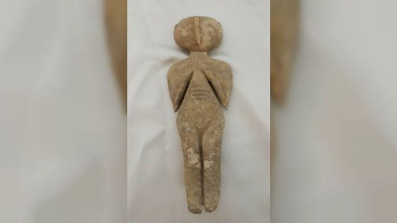 Balıkesir’de Kilikya dönemine ait yıldız avcısı heykeli ele geçirildi