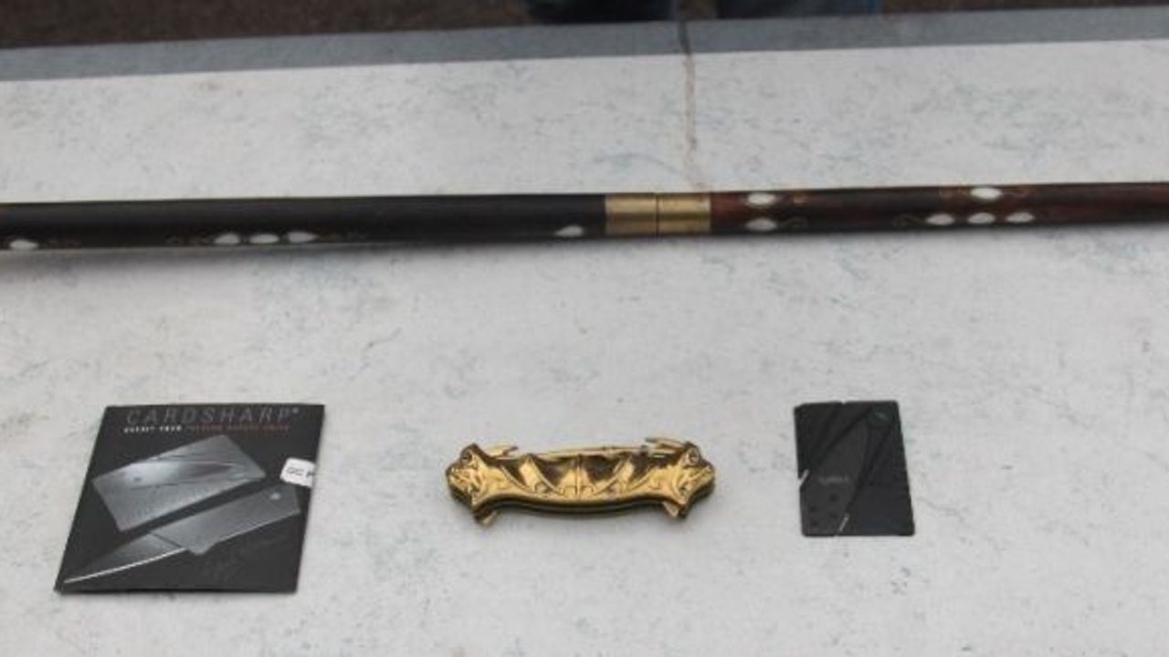 Baston ve kartvizit bıçak polisi bile şaşkına çevirdi