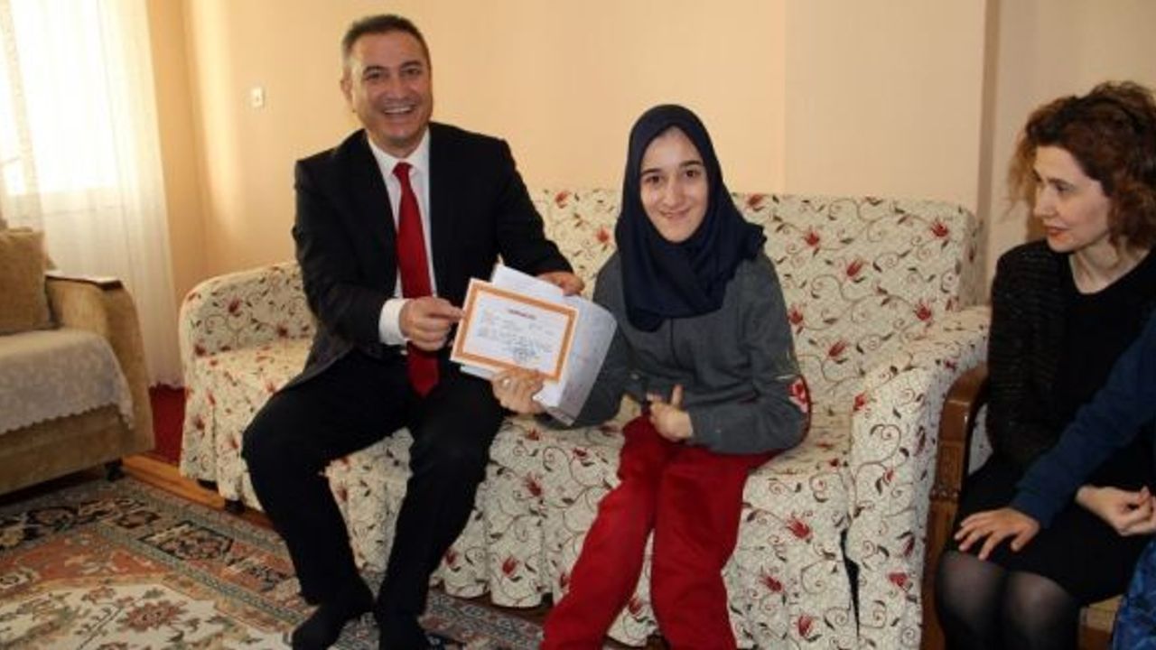 Bedensel engelli Sena’nın evde takdirli karne heyecanı