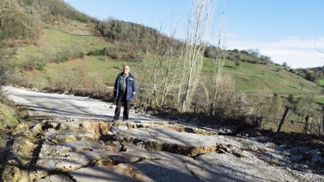 Biga’da Çömlekçi ile Karaağaç köyü arasındaki yol çöktü