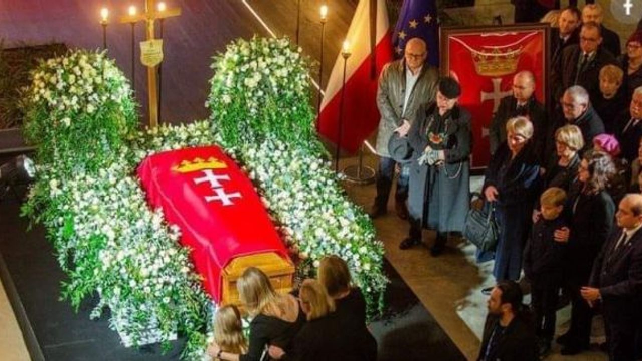 Binlerce Polonyalı Gdansk Belediye Başkanını son yolculuğuna uğurladı