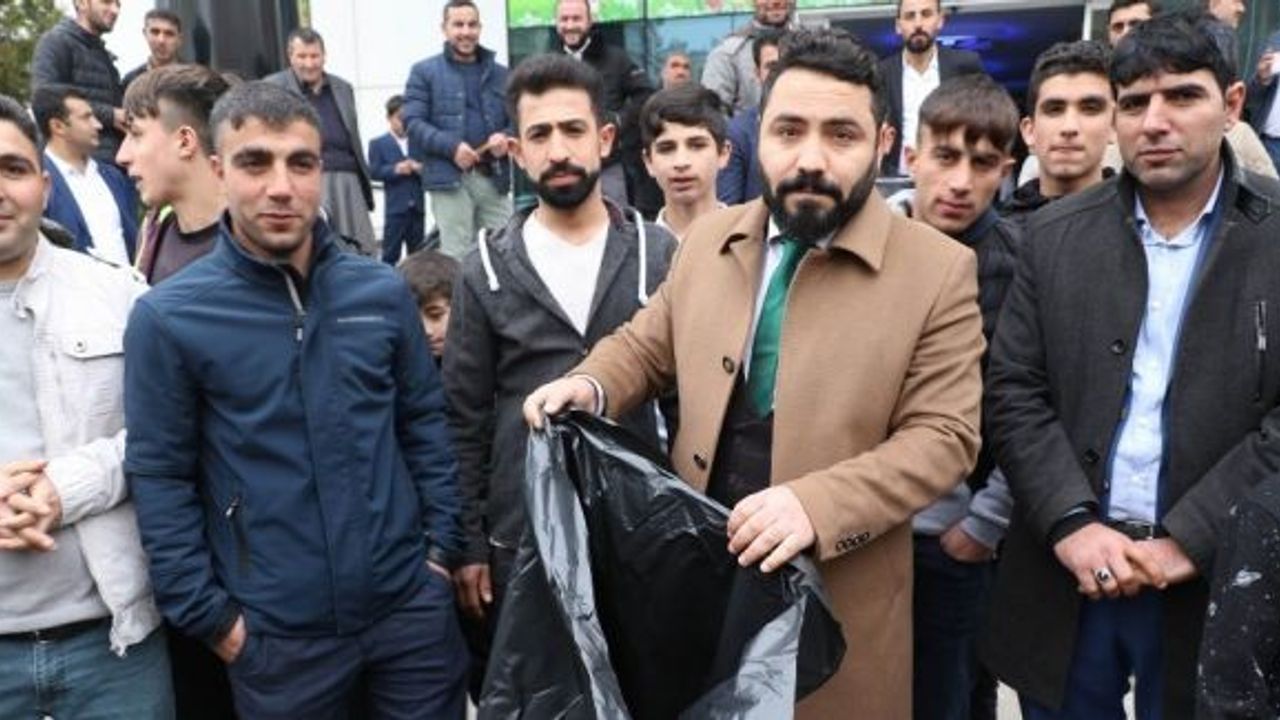 Çevreci sloganıyla adaylığını açıklayan Sancar, caddelerde çöp topladı