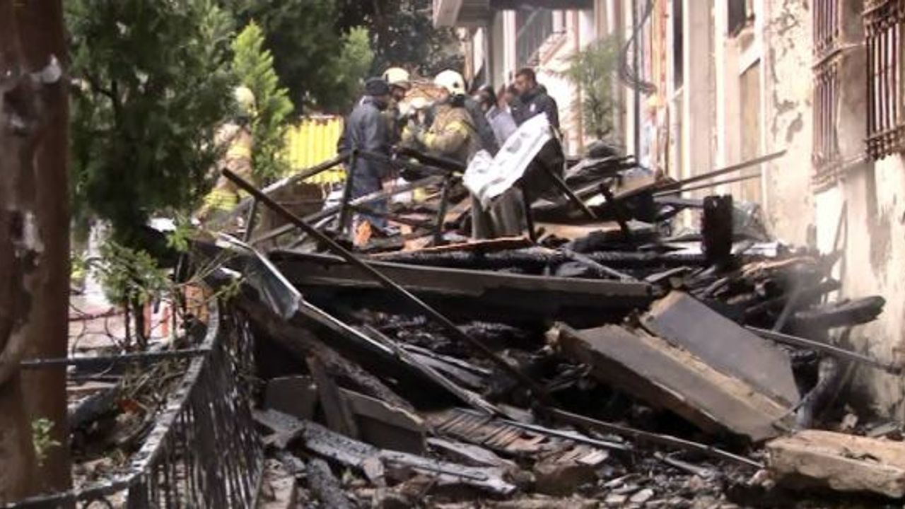 Fatih’te yangın sonrası harabeye dönen binalar belediye tarafından yıkıldı