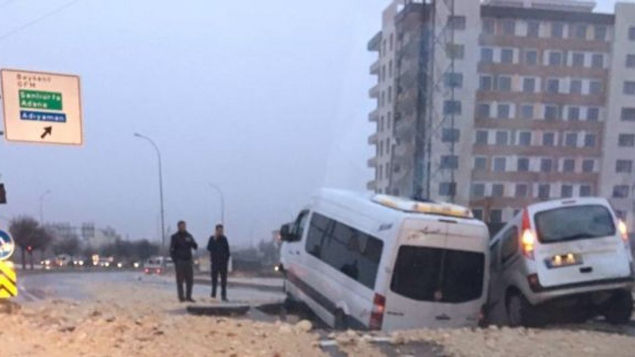 Gaziantep Fıstıklı Mahallesi Yeni Stat kavşağında bulunan karayolunda çökme meydana geldi. Yolda çukur oluşurken, 2 araç çukura düşerek hasar gördü.