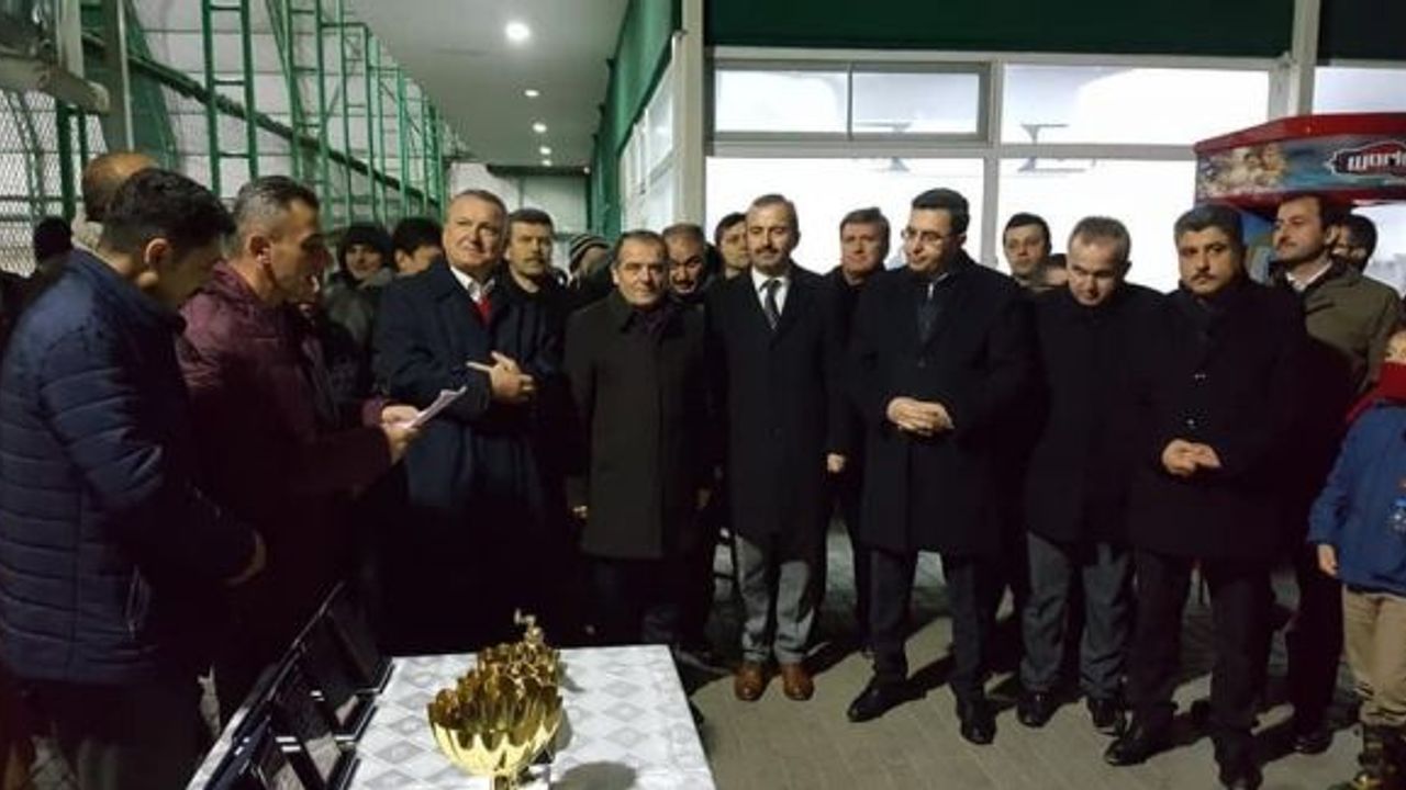 Geleneksel halı saha futbol turnuvasında okullar kupalarını aldı