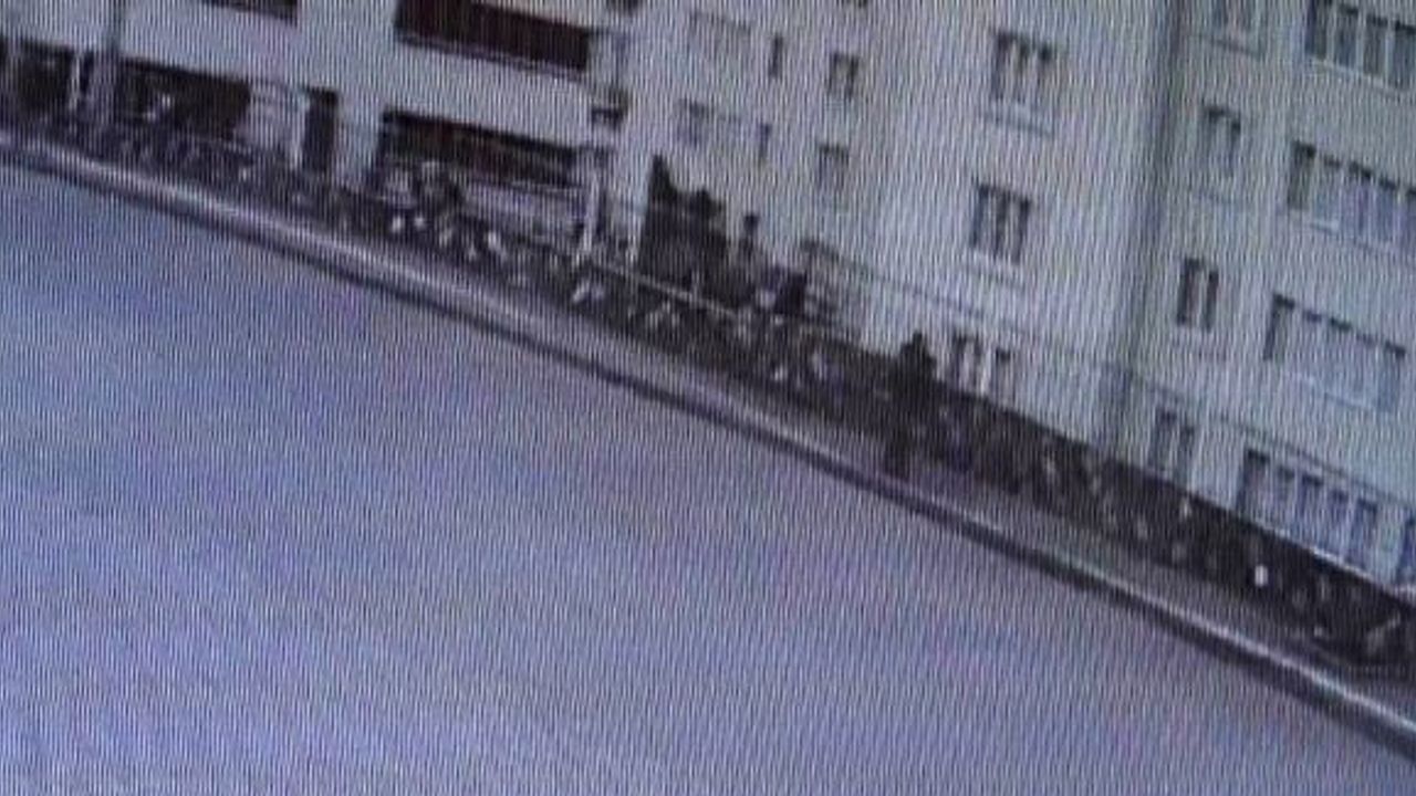 İstinat duvarı çöktü, yoldan geçen kadın kaldırımda asılı kaldı