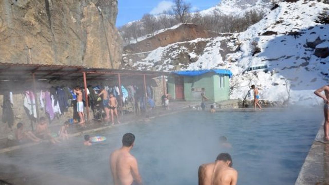 Kar ve eksi 20 derece soğukta kaplıca keyfi