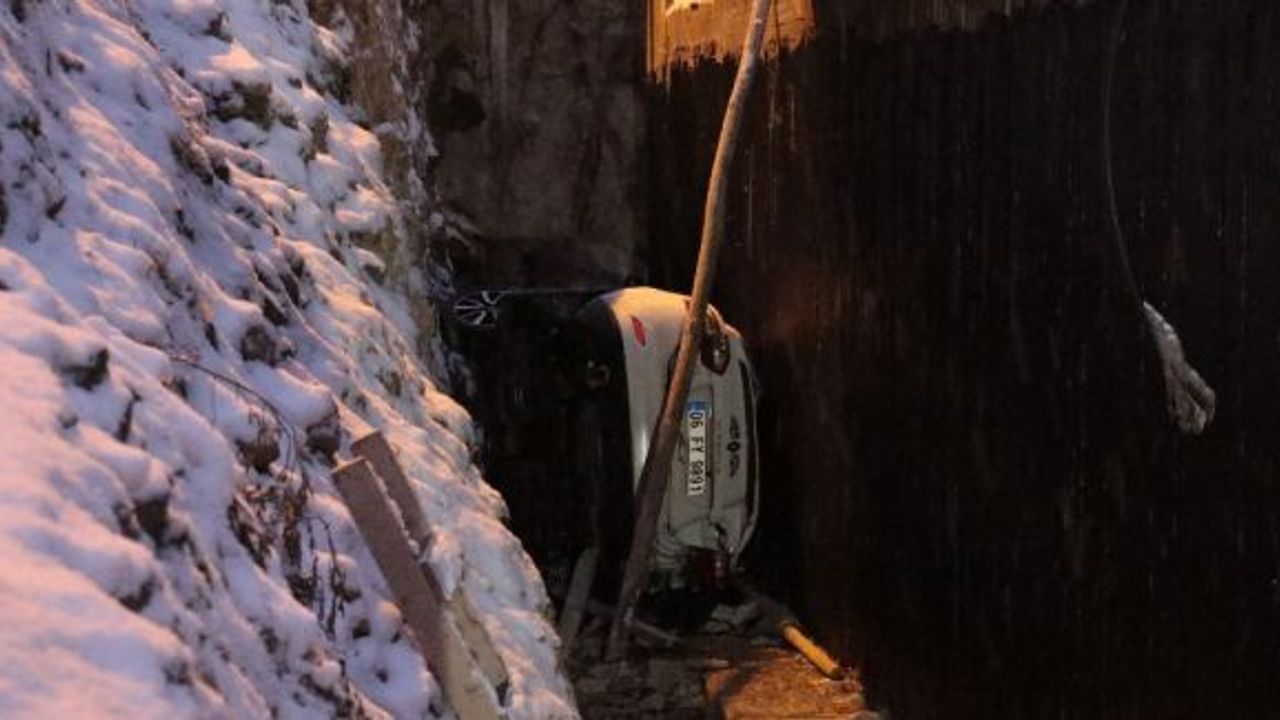Karda kayan otomobil inşaata düştü: 2 yaralı