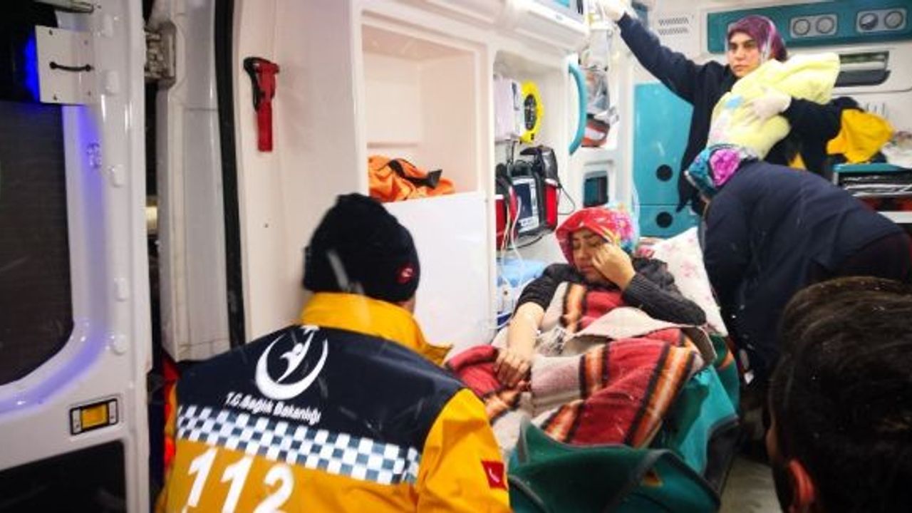Kardan yolları kapanan köyde kar paletli ambulansta doğum