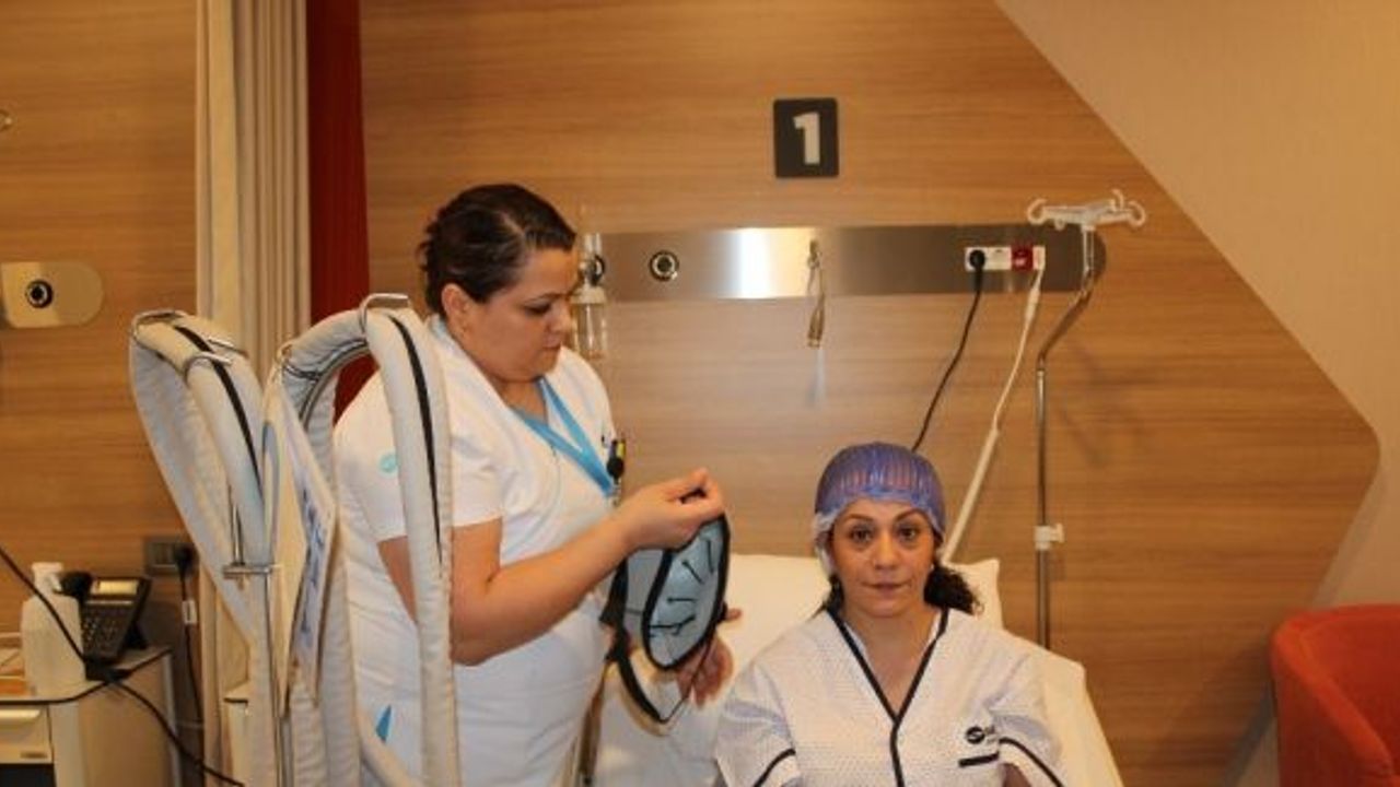 Kemoterapinin ardından buz kaskı saçı koruyor, moral veriyor