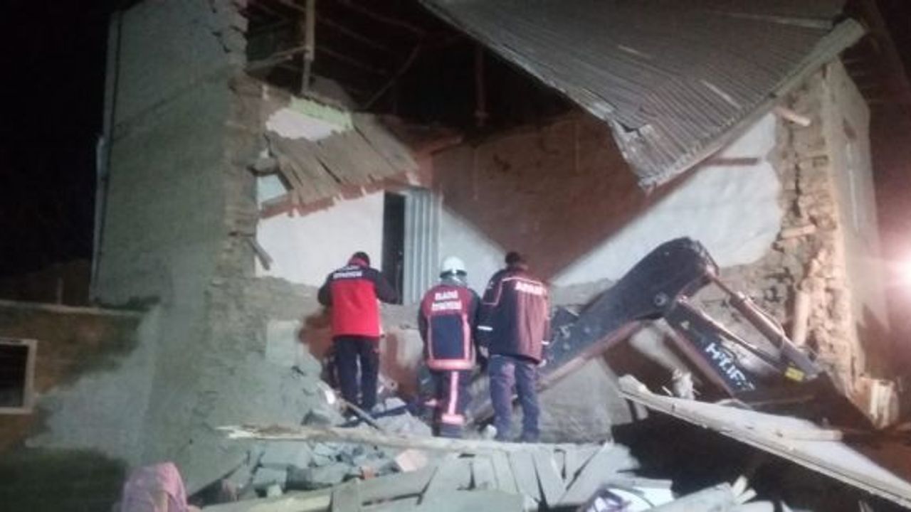 Kerpiç ev çöktü, aile dakikalarla kurtuldu, 4 hayvan telef oldu