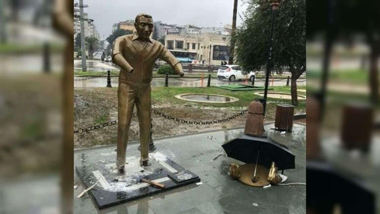 Kolları kırılan ‘Künefe Çeviren Adam’ heykeli kaldırıldı