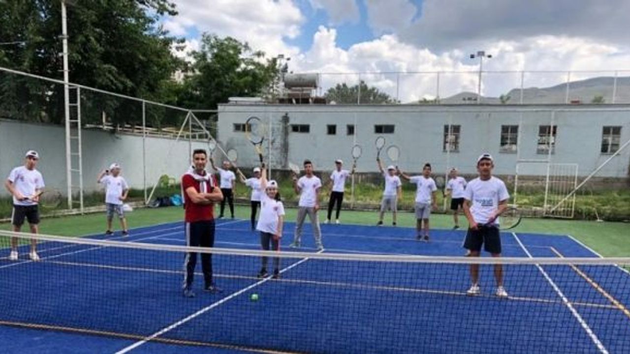 Kurtalan Kaymakamı Aydın’ın desteği ile ilçede tenis ekibi oluştu