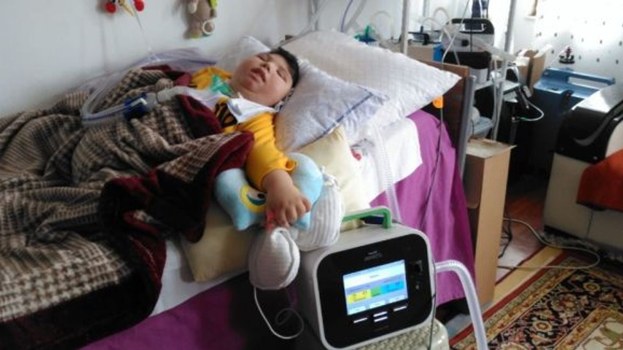 Minik Taha, dört gözle beklediği öksürme cihazına kavuştu