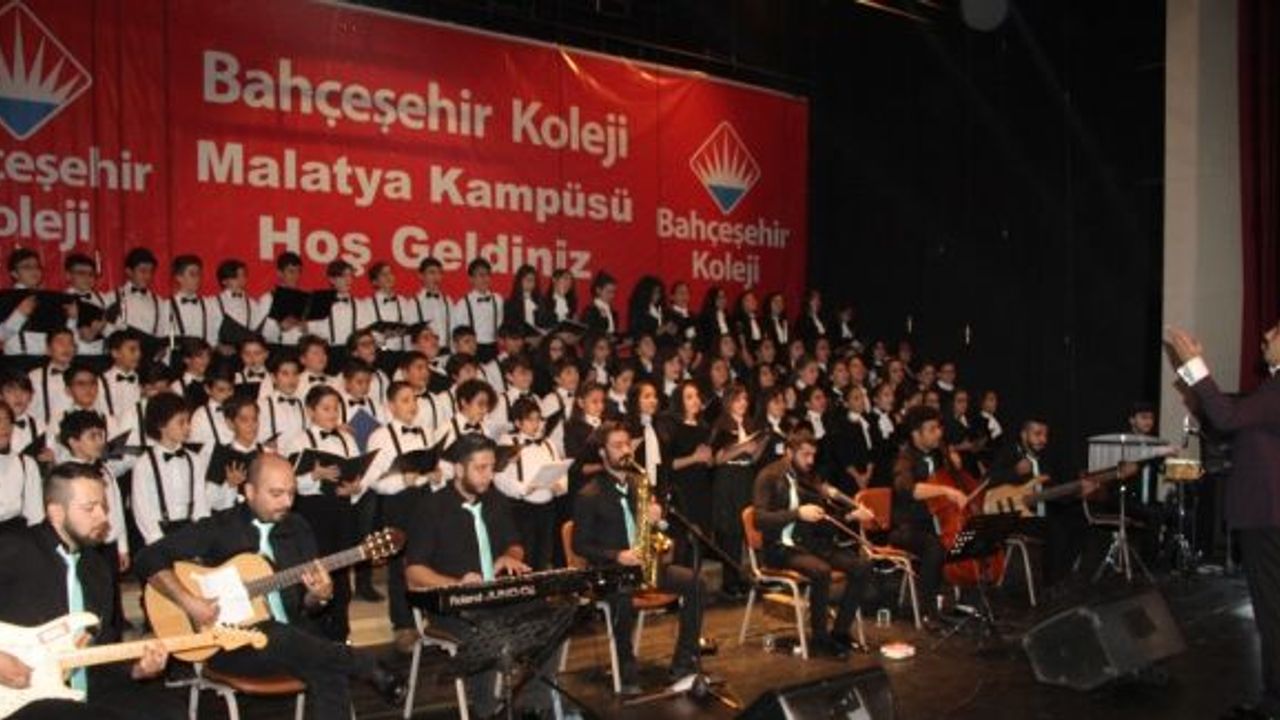 Öğrenciler 80’lerin ve 90’ların unutulmaz pop şarkılarını söyledi