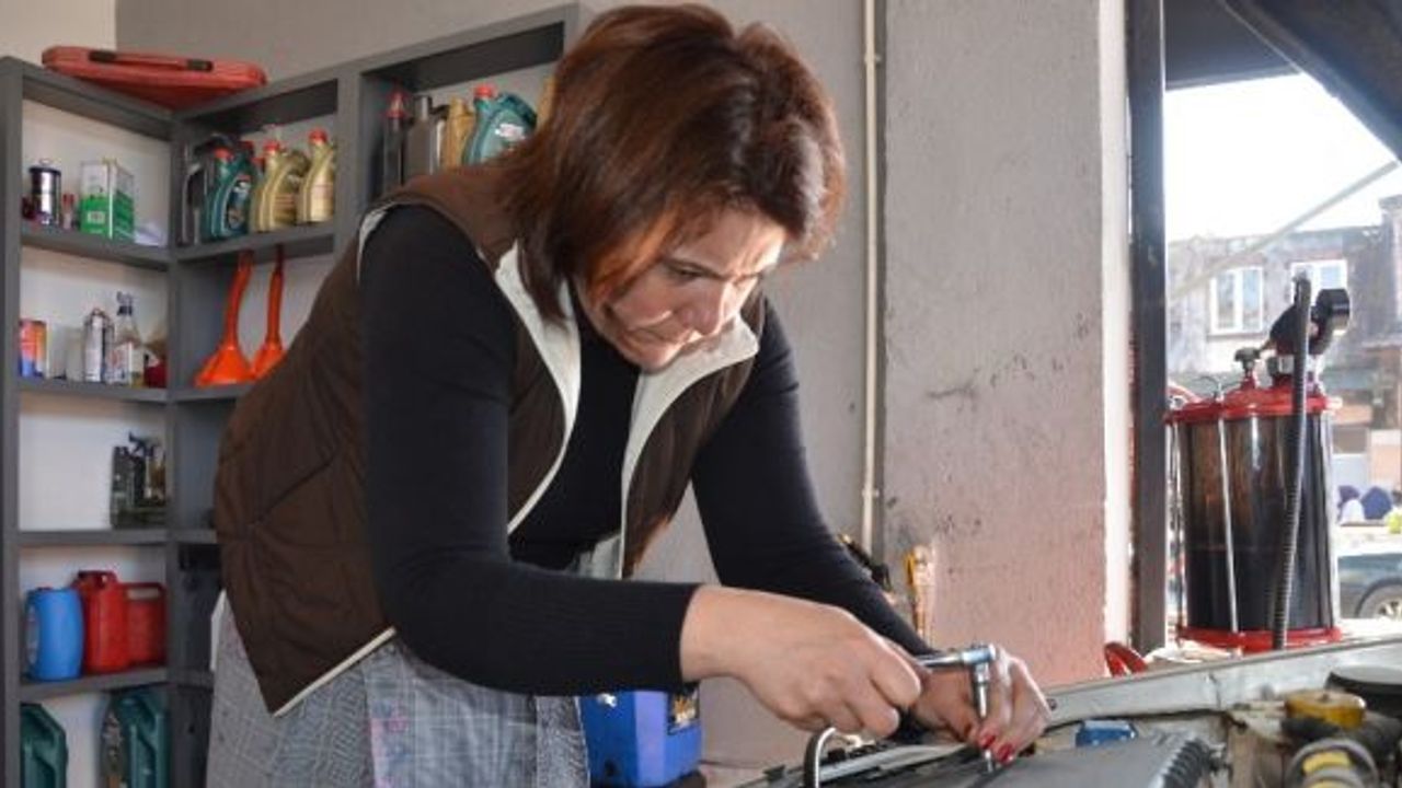 Ojeli tırnakları ile ‘motor’ yağına dokunuyor