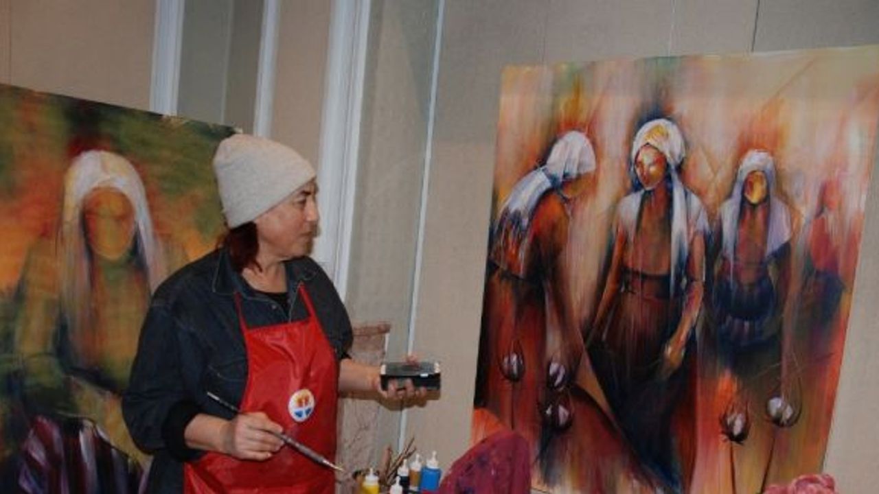 Ressam Aslı Çakar Özen peştamalı imza olarak kullanıyor