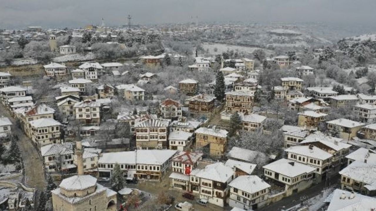 Safranbolu’da kar sonrası ortaya kartpostallık görüntüler çıktı