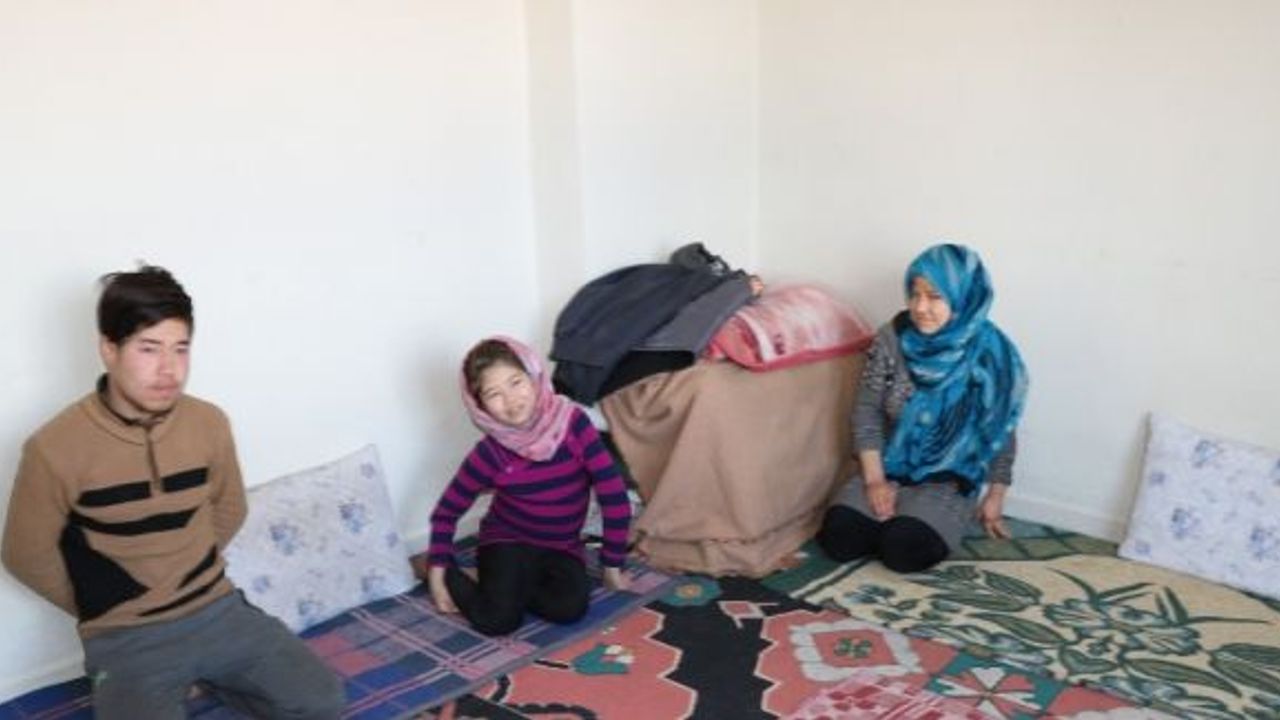 Savaştan kaçan Afgan kardeşler çatı katında yaşam mücadelesi veriyor