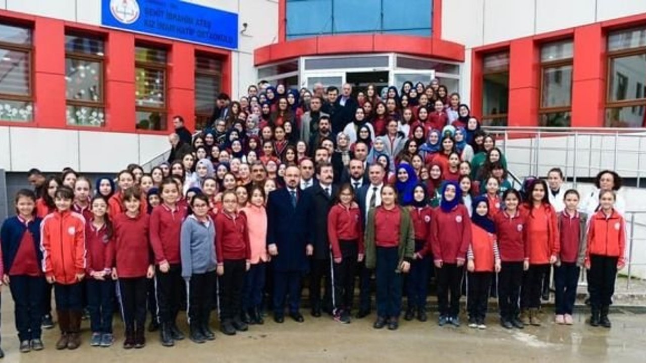Şehit İbrahim Ateş Kız Anadolu İmam Hatip Lisesine yapılan "Z Kütüphane"  hayata geçti